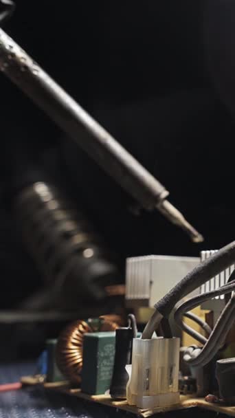 Meister Repariert Ein Elektrogerät Lötet Eine Brille Dia Aufnahme Nahaufnahme — Stockvideo