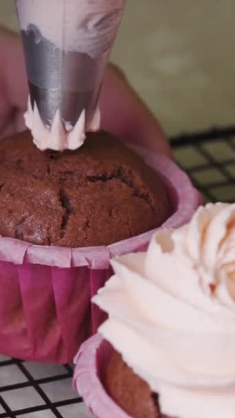Die Konditorin Dekoriert Mit Einer Zartrosa Creme Von Cupcakes Rosa — Stockvideo