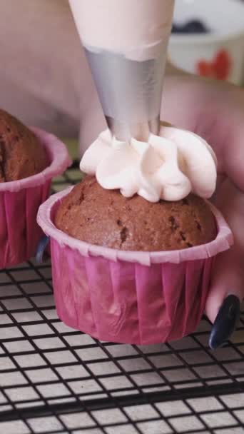 Confiseur Décore Avec Une Crème Délicatement Rose Cupcakes Dans Des — Video