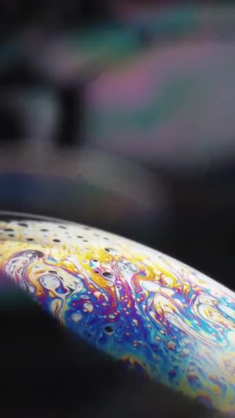 Velké Mýdlové Bubliny Pestrobarevné Vzory Odrážející Bublinách Zblízka Svislé Video — Stock video