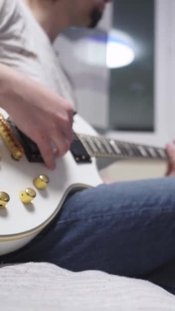 ビデオゲームでギターを弾くことを学ぶ 白ギター垂直ビデオ — ストック動画
