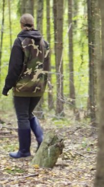 Ormanda dikenli teller var. Kenarlık, yasak bölge dikey video.