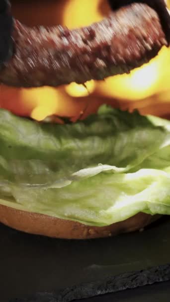 Maak Een Hamburger Tegen Achtergrond Van Vuur Close Stenen Dienblad — Stockvideo