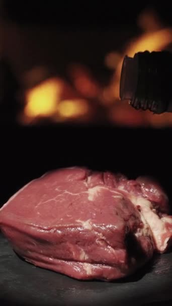 Ένα Κομμάτι Κρέας Για Ένα Φιλέτο Μινιόν Στο Φόντο Της — Αρχείο Βίντεο