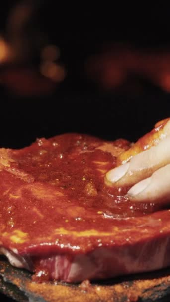 Ein Rotierendes Stück Steak Auf Dem Hintergrund Des Feuers Das — Stockvideo