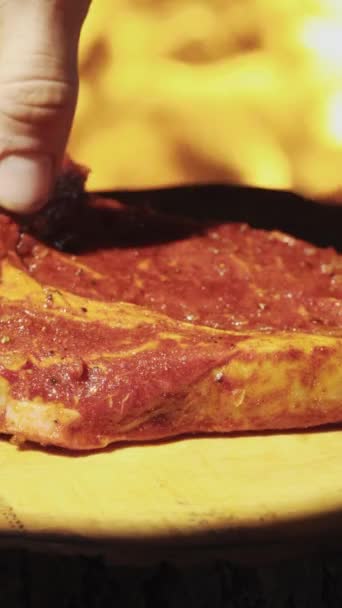 Dal Jsem Steak Koření Dřevěnou Otočnou Desku Pozadí Palby Spotlight — Stock video