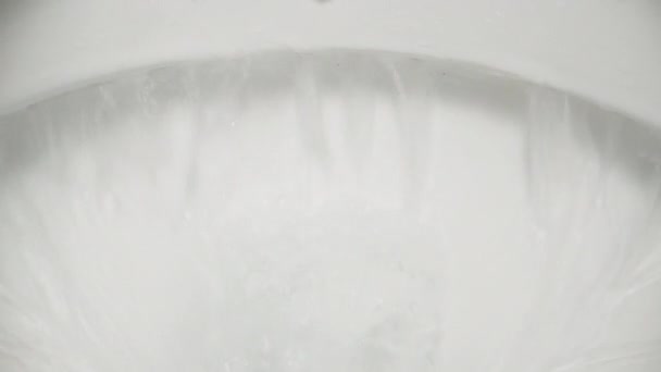 摄像头在厕所里 水被冲掉 盖子被关上了 多利滑翔机极端特写 — 图库视频影像