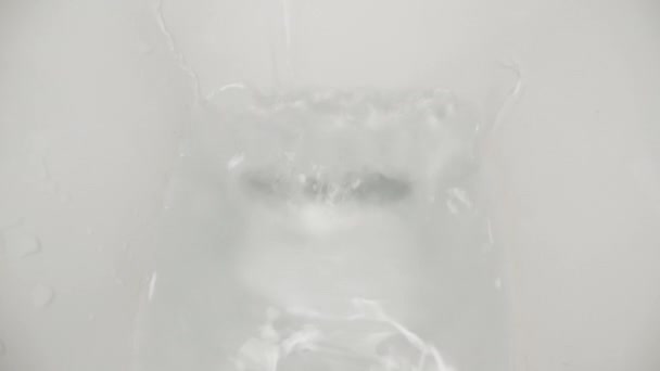 水冲刷的时候 摄像头从马桶上升起 多利滑翔机极端特写 — 图库视频影像