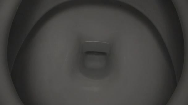 Kamera Spogląda Toalety Podczas Gdy Światło Powoli Się Zapala Zbliżenie — Wideo stockowe