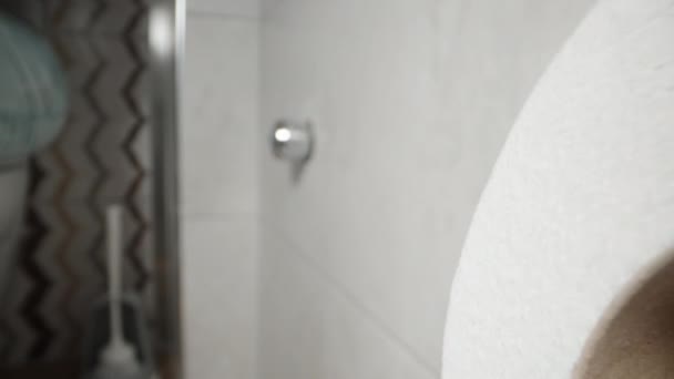 Девушка Унитазе Отрывает Туалетную Бумагу Крайний Крупный План Слайдера Долли — стоковое видео