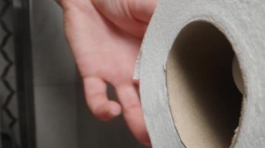 Tuvaletteki kız tuvalet kağıdını gevşetiyor, Dolly sürgülü aşırı yakın plan..