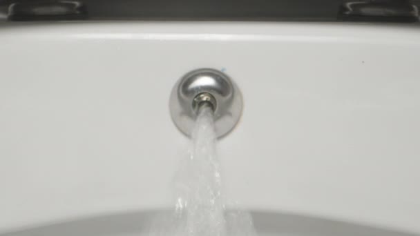 厕所里有水的喷泉 我把它打开 多利滑行特写 — 图库视频影像