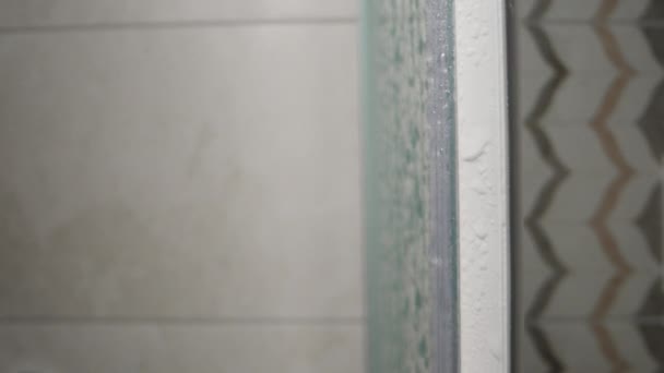 Zamykam Szklane Drzwi Kabiny Prysznicowej Ekstremalne Zbliżenie — Wideo stockowe