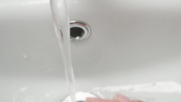 Kız Kamera Kaldırılırken Ellerini Musluğun Altında Sabunluyor Yıkıyor Dolly Kaydırıcı — Stok video