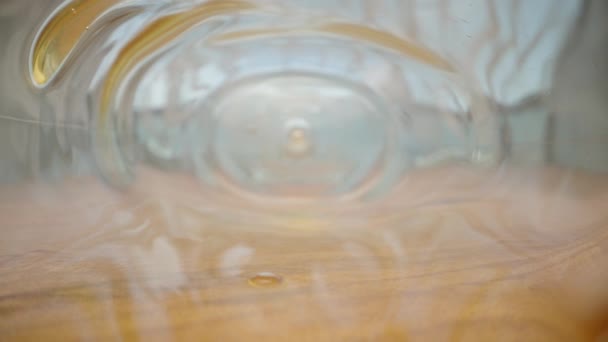 蜂蜜の残りの部分で透明な瓶を吹いて カメラは瓶の中にある マクロスライド — ストック動画