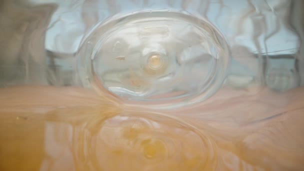 Méz Üvegben Lefolyik Falakon Kamera Kicsúszik Üvegből Kitettem Üveget Asztalra — Stock videók