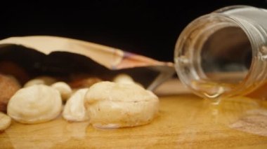 Bir kavanoz fındık ve masaya dökülen balı yakın plan fındık aldım.
