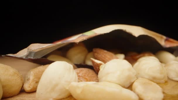 テーブルの上にナッツとこぼれた蜂蜜の瓶の散乱 クローズアップ パノラマ — ストック動画