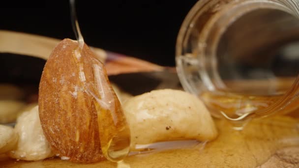 Ich Gieße Honig Auf Mandeln Ein Verschüttetes Glas Mit Honig — Stockvideo