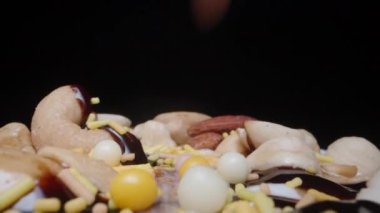 Fındıklı dondurma, çikolatalı. Dekorasyon için üzerine renkli şeker topları serpin. Dolly kaydırıcı, aşırı yakın çekim..