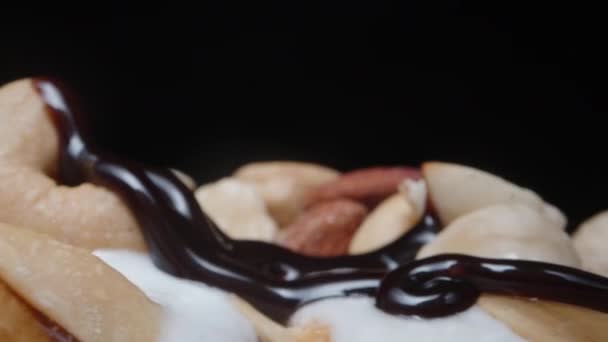 Nuci Înghețată Toarnă Ciocolată Peste Ele Camera Alunecă Peste Ele — Videoclip de stoc
