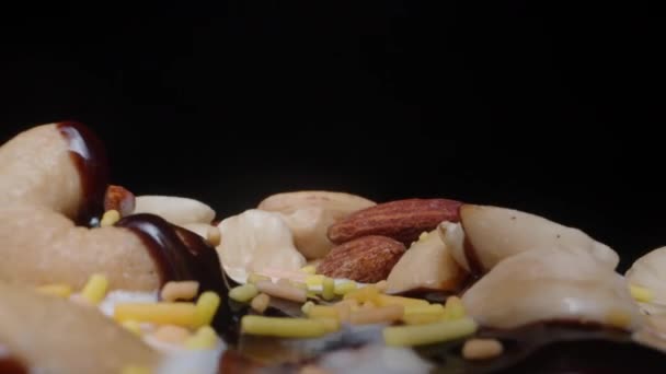 Мороженое Орехами Шоколадом Желтый Сахарной Крошкой Сверху Слайдер Долли Экстремальный — стоковое видео