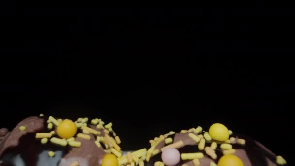 아이스크림 스프링클러 개암나무 열매를 얹습니다 슬라이더 클로즈업 — 비디오