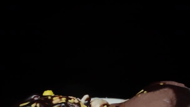 Склянка Кульками Шоколадного Морозива Цукровими Зморшками Вставляю Неї Ложку Крупним — стокове відео