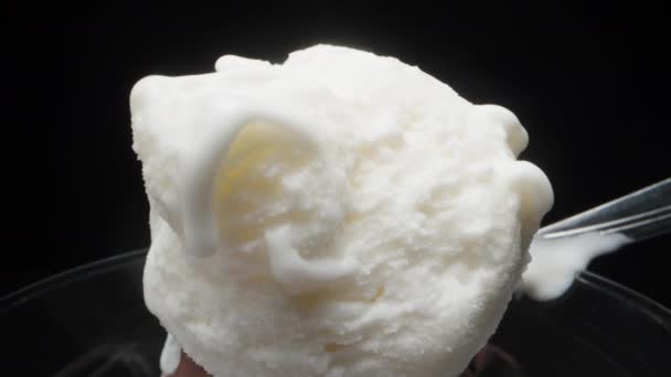 Koule Bílé Zmrzliny Sklenici Naliju Čokoládu Zatímco Kamera Proklouzne Makro — Stock video
