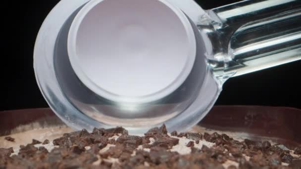 초콜릿 아이스크림에 초콜릿 조각을 만들기 숟가락으로 그것을 슬라이더 매크로 — 비디오