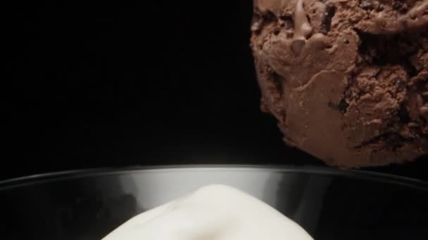 Dal Jsem Čokoládovou Zmrzlinu Sklenice Bílou Koulí Černé Pozadí Snímek — Stock video