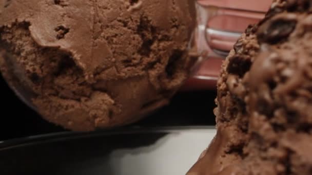 Aku Meletakkan Bola Kedua Krim Coklat Dalam Gelas Dengan Bola — Stok Video
