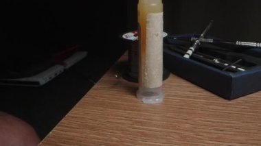 Lehim demirine lehim uyguluyorum ve şarj konnektörünü lehimliyorum. yakın plan.