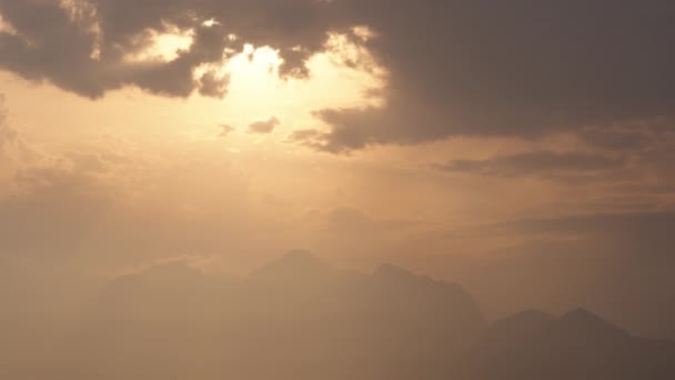 Pomarańczowe Słońce Nad Górami Morze Chmurach Zachód Słońca — Wideo stockowe