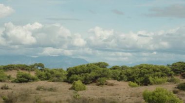 Dağların üzerinde gök gürültülü bulutlar, çölün manzarası.