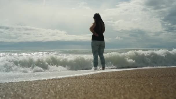 Pláži Stojí Baculatá Mladá Žena Kamaších Nohou Vlny Bouřkové Mraky — Stock video