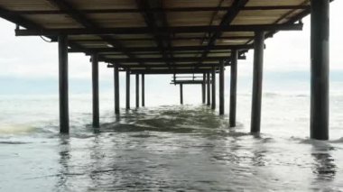 İskelenin altından deniz manzarası. Denizdeki tekneler.