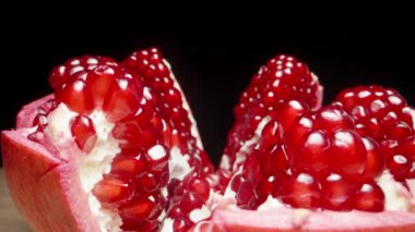 GüzeI bir şekilde yakaIaşmış vaziyette, kamera içeri süzüIüyor ve içinden geçiyor, son derece yakın çekim..