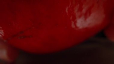 Kız bir nardan kırmızı taneler seçiyor. Dolly kaydırıcı, aşırı yakın çekim..