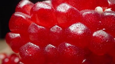 Nar tohumları üzerinde küçük su damlacıkları Dolly kaydırıcı, aşırı yakın çekim..