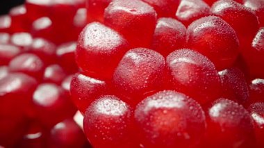 Küçük su damlalarında nar tohumları. Kaydırıcı, aşırı yakın çekim.