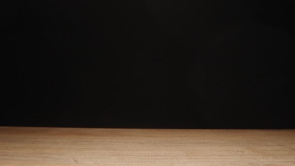 Нож Гранат Фрукты Руке Черном Фоне Внешний Вид Движения Крупный — стоковое видео