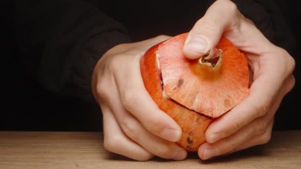 Maak Granaatappel Fruit Schoon Sneed Opende Bovenkant Een Zwarte Achtergrond — Stockvideo