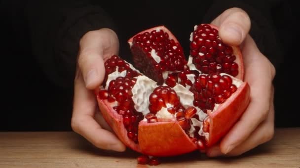 Nakrájené Granátové Jablko Ukazuji Zblízka Ruce — Stock video