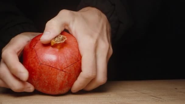 Ich Schäle Den Granatapfel Reiße Die Schale Von Oben Und — Stockvideo