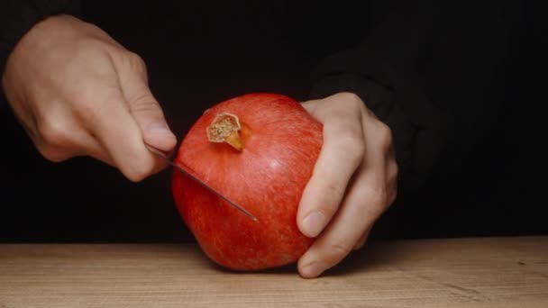 Čistí Granátové Jablko Dělám Řezy Vrchu Černém Pozadí Zpomalený Pohyb — Stock video