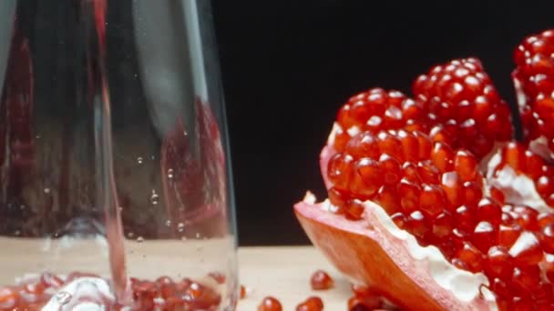 Broken Pieces Pomegranates Scattered Red Grains Table Pour Pomegranate Juice — Stock Video