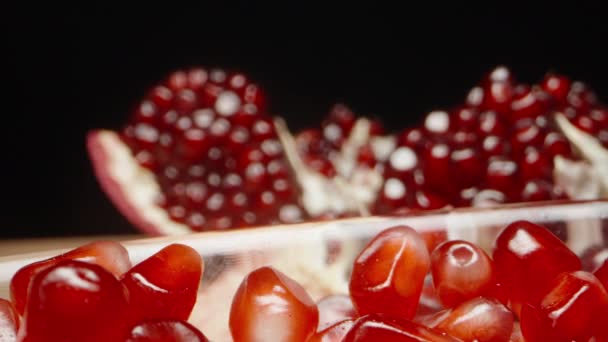 Naleju Semena Granátového Jablka Ruky Talíře Dolly Slider Extrémní Detailní — Stock video