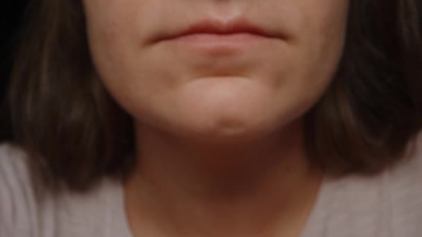 Genç Kadın Kaşıkla Nar Tohumu Yiyor Kamera Tohumların Arasından Uzaklaşıyor — Stok video