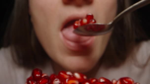 Granatäpplefrön Ett Glas Ung Kvinna Äter Dem Med Sked Skjutreglaget — Stockvideo